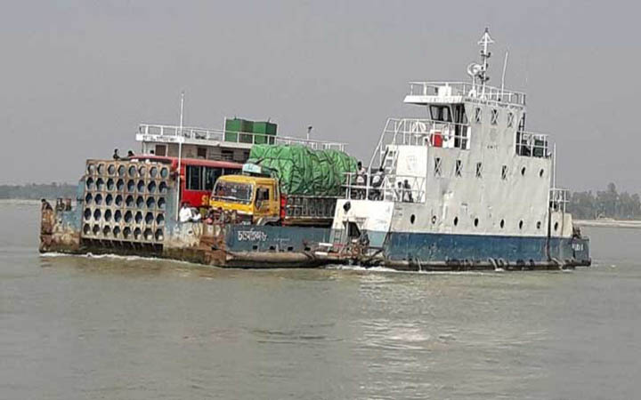 ৬ ঘণ্টা বন্ধ পর পাটুরিয়া-দৌলতদিয়ায় ফেরি চলাচল স্বাভাবিক